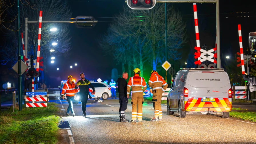Twee doden bij politieachtervolging in Berghem: auto geschept door trein - Omroep Brabant: het laatste nieuws uit Brabant, sport en informatie uit jouw regio.